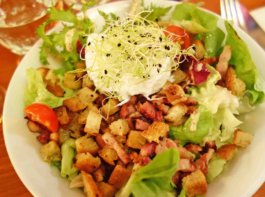 美食の街リヨンの料理 Salade lyonnaise サラドゥ・リヨネーズ
